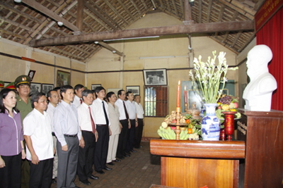 Tỉnh Hưng Yên Dâng hương tưởng nhớ Chủ tịch Hồ Chí Minh và các anh hùng liệt sỹ